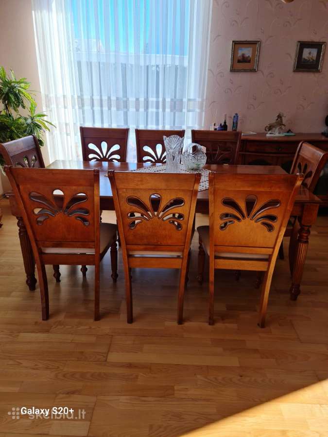 Parduodamas medžio masyvo stalas ir 8 kėdės