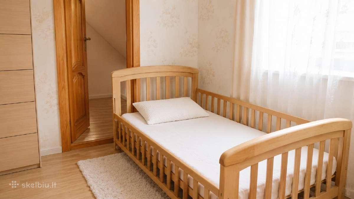 Parduodama vaikiška lova su čiužiniu