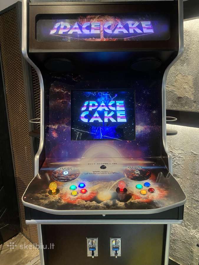 Retro žaidimų aparatas. Arcade konsolė.