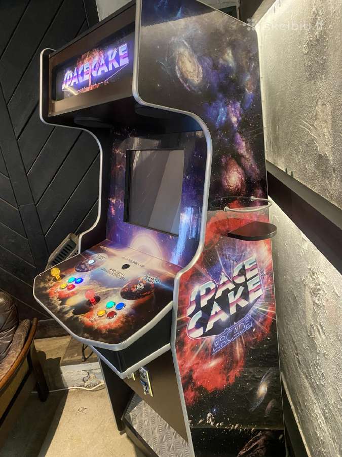 Retro žaidimų aparatas. Arcade konsolė. - nuotraukos Nr. 2