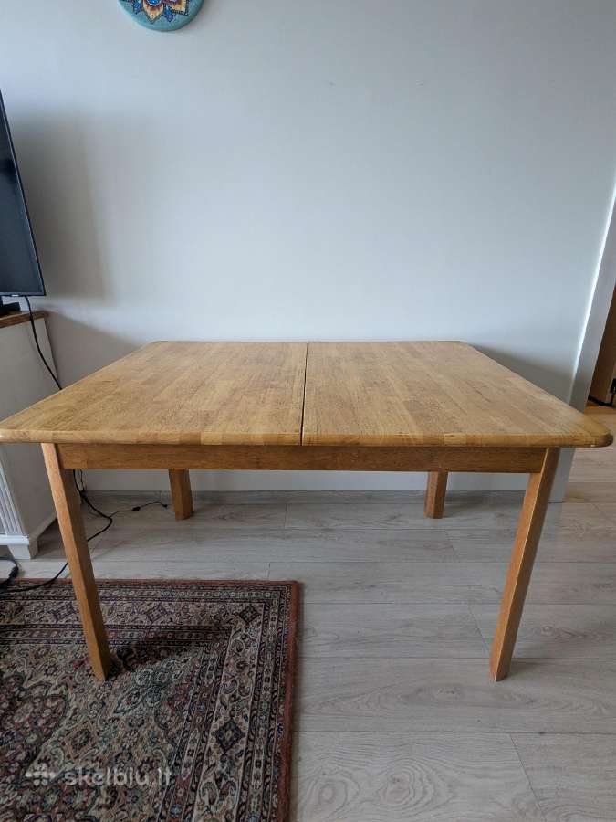 Medžio masyvo prasiplatinantis stalas