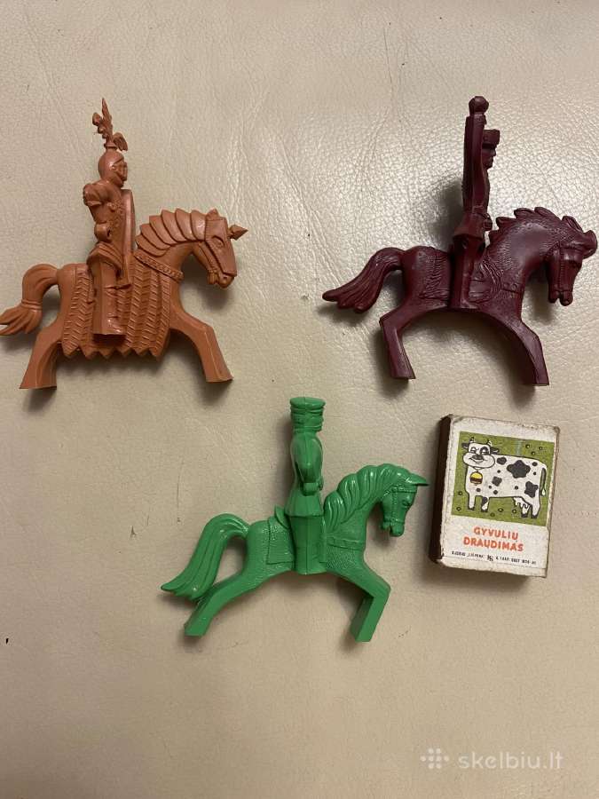 Kareiveliai tarybiniai guminiai po 15€