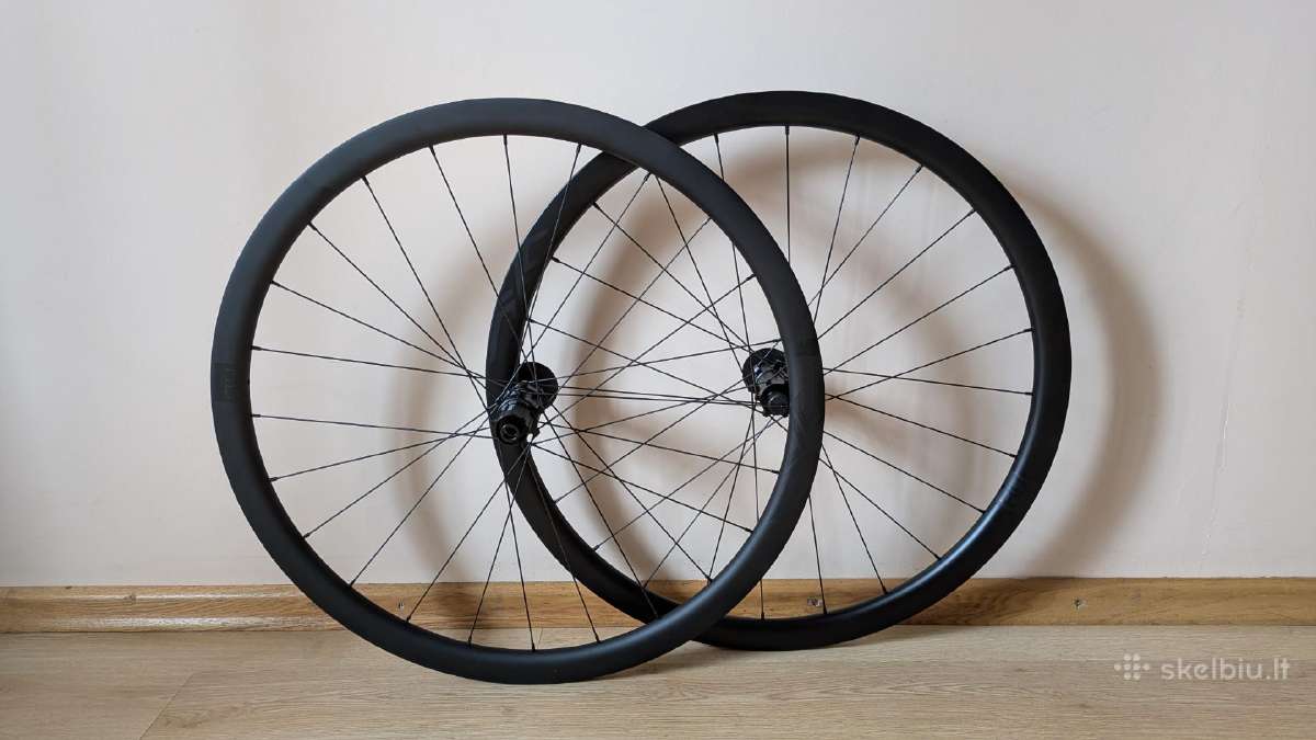 Nauji 28" carbon ratai