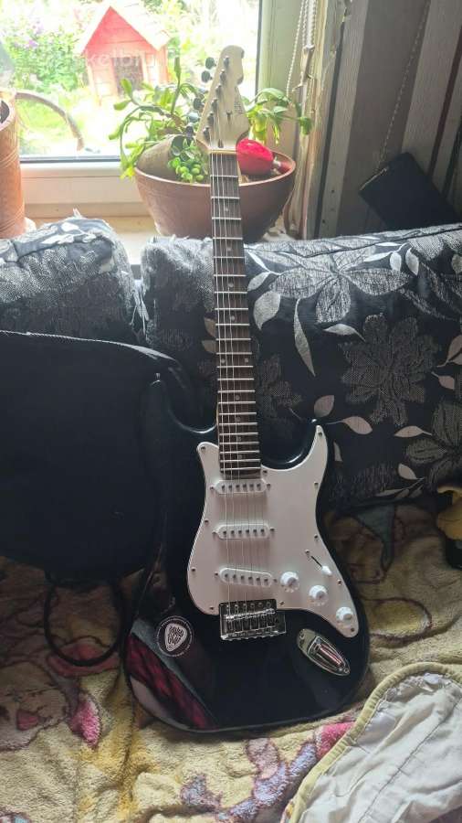 Elektrinė gitara su kubu