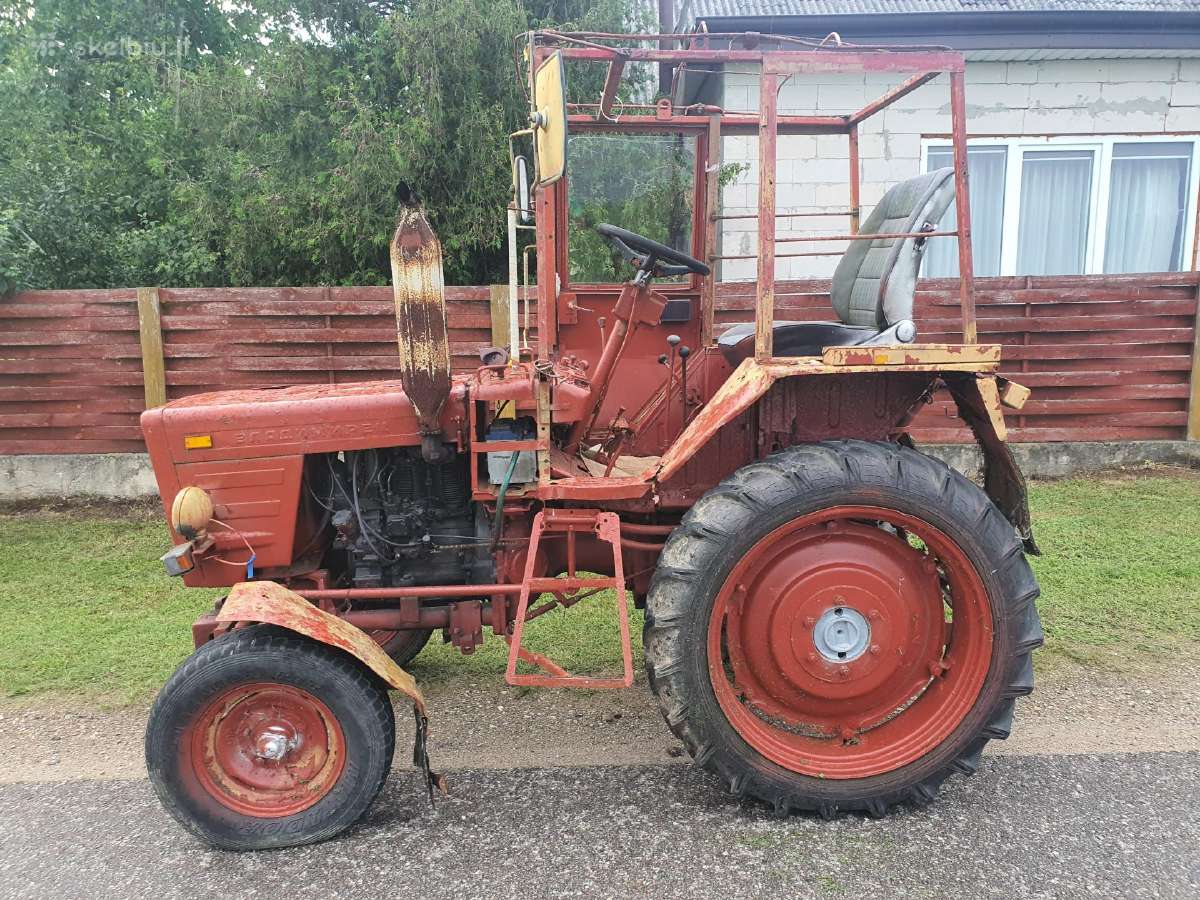 T25 traktoriukas