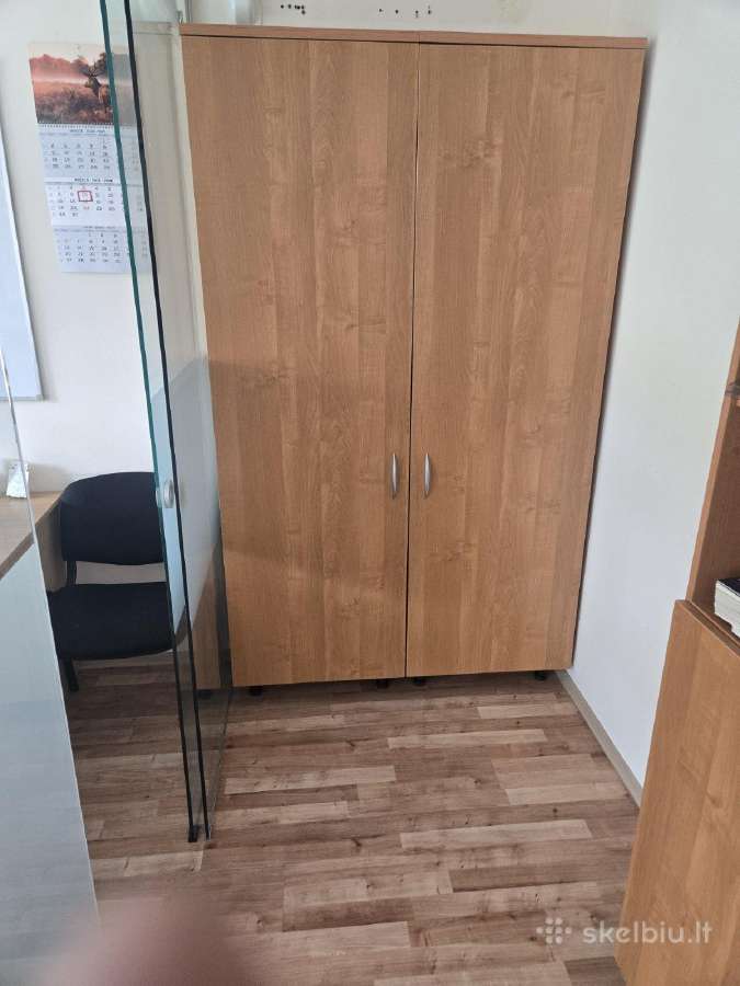 Įvairūs biuro baldai, radiatoriai,