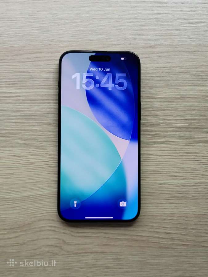 iPhone 15 pro max su dėklu
