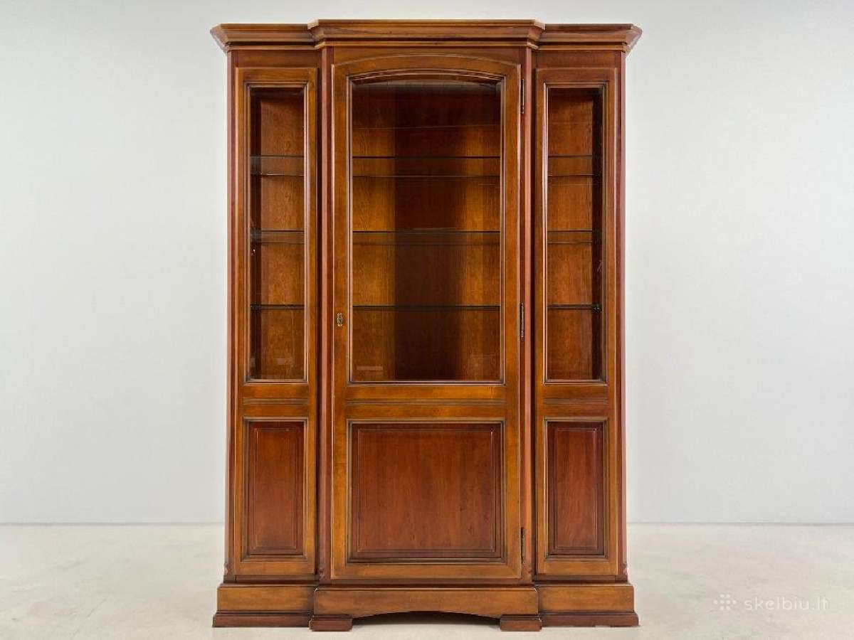 Klasikinio stiliaus raudonmedžio bufetas
