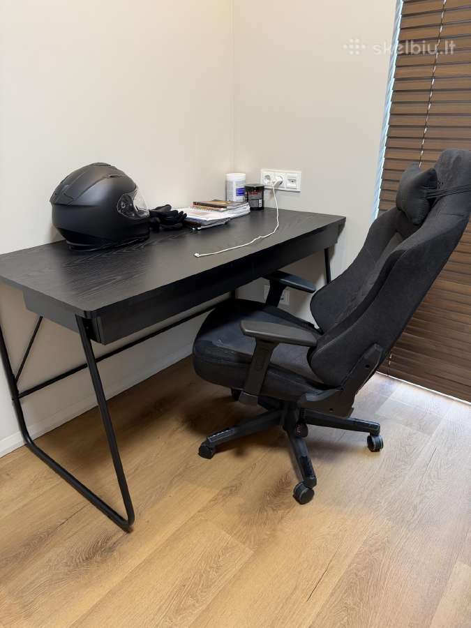 Rašomasis stalas ir Ikea kėdė