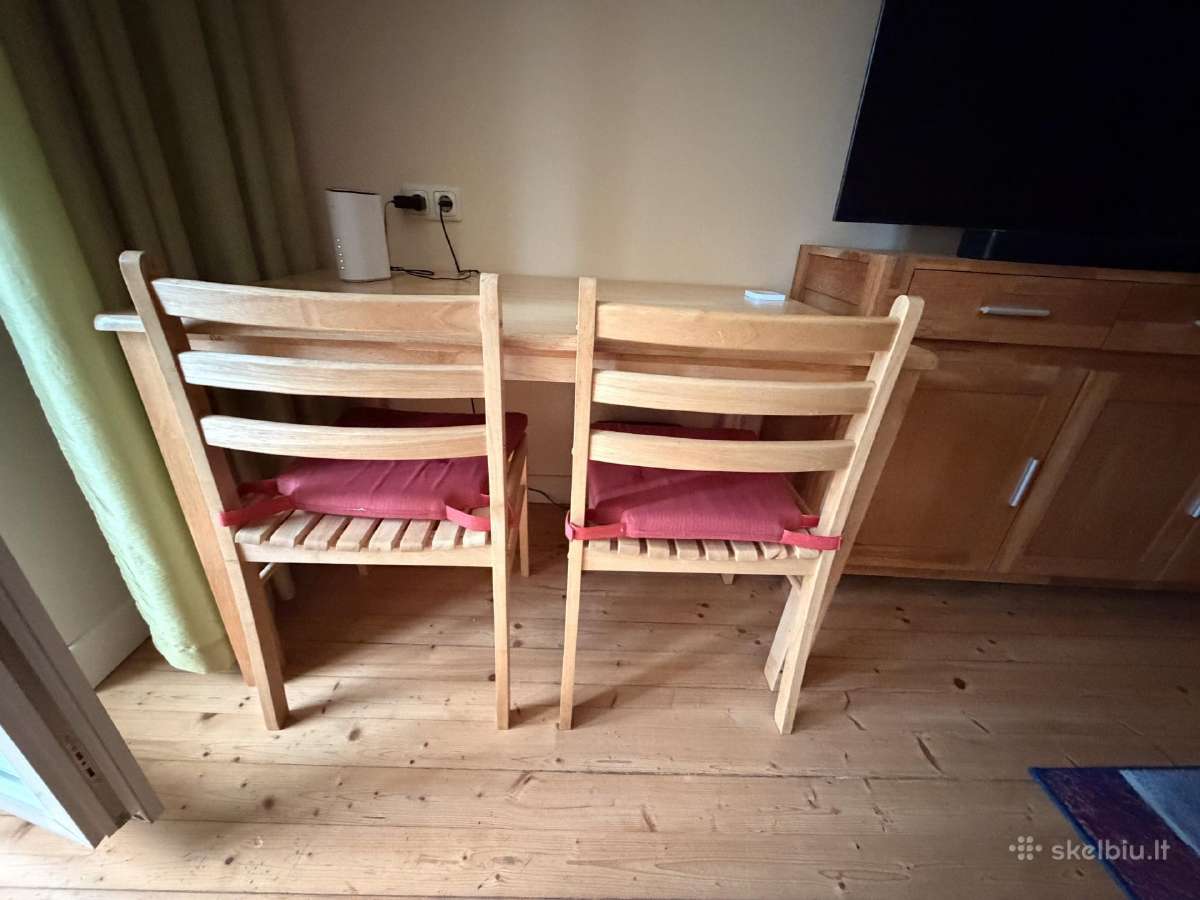 Parduodamas valgomojo stalas su 4 kėdėmis