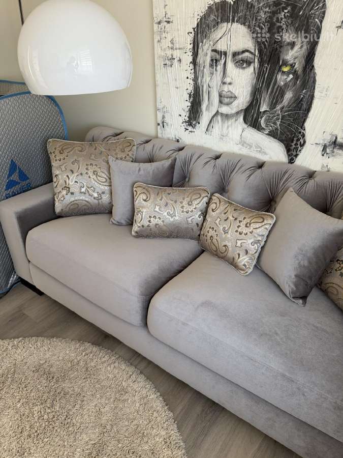 Pilka sofa-lova su miegama dalimi