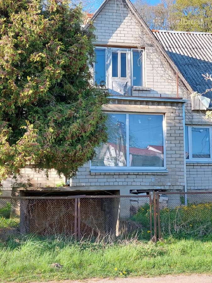 Parduodamas mūrinis namas Veliuonoje.