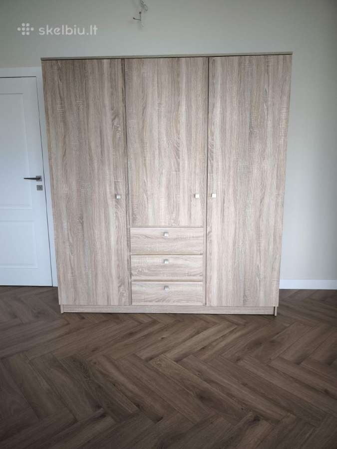 Parduodama Trijų durų spinta su stalčiais