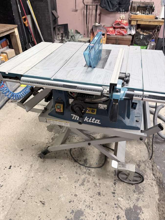 Makita Mlt 100 su stalu