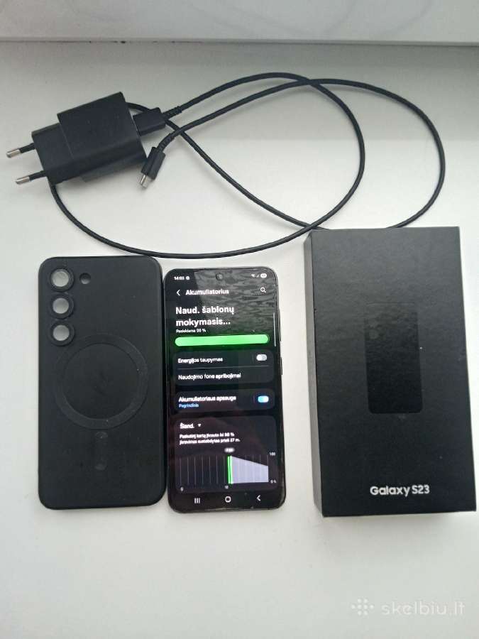 Samsung Galaxy S23 su priedais