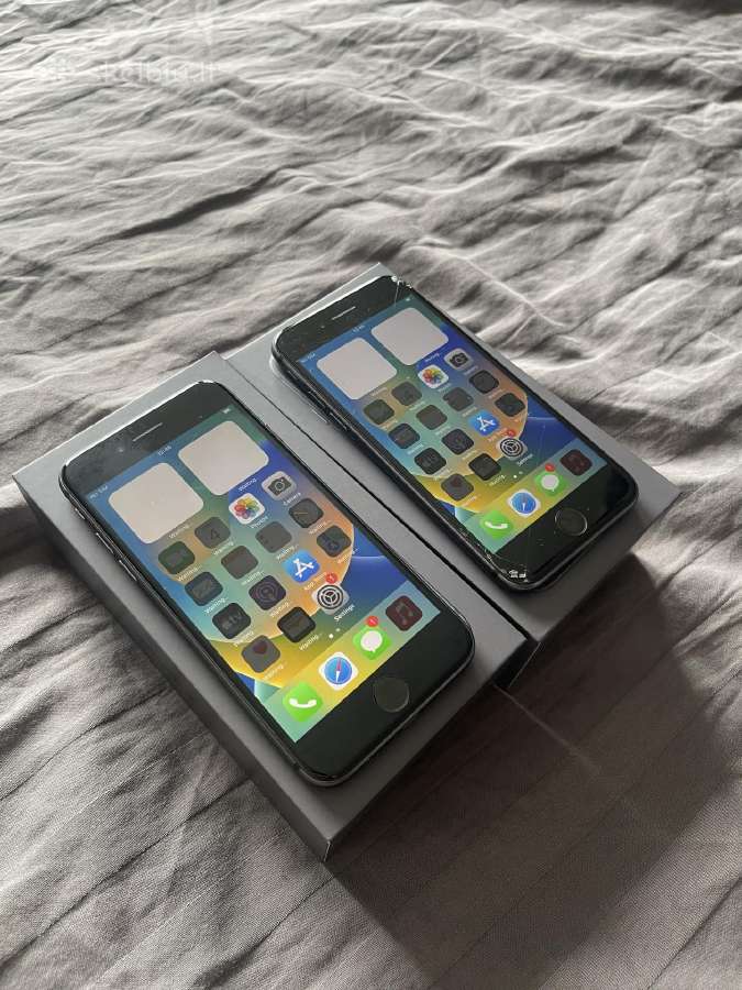 Du iPhone 8 64 GB telefonai juodi