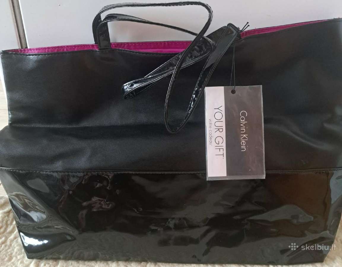 Calvin Klein juoda rankinė su ilga rankena.