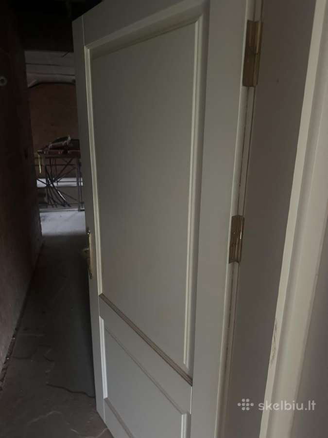 3 Baltos medinės durys su staktos