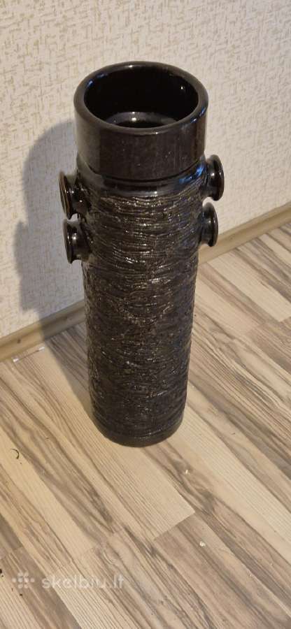 Vintazine vaza-stovas