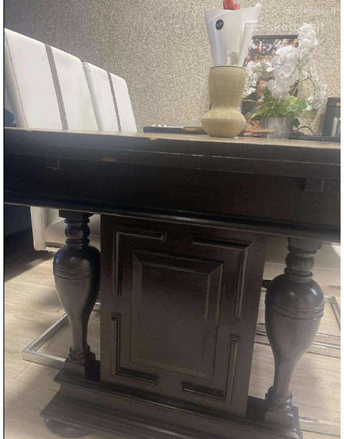 Stalas išsiskleidžia vintažinis