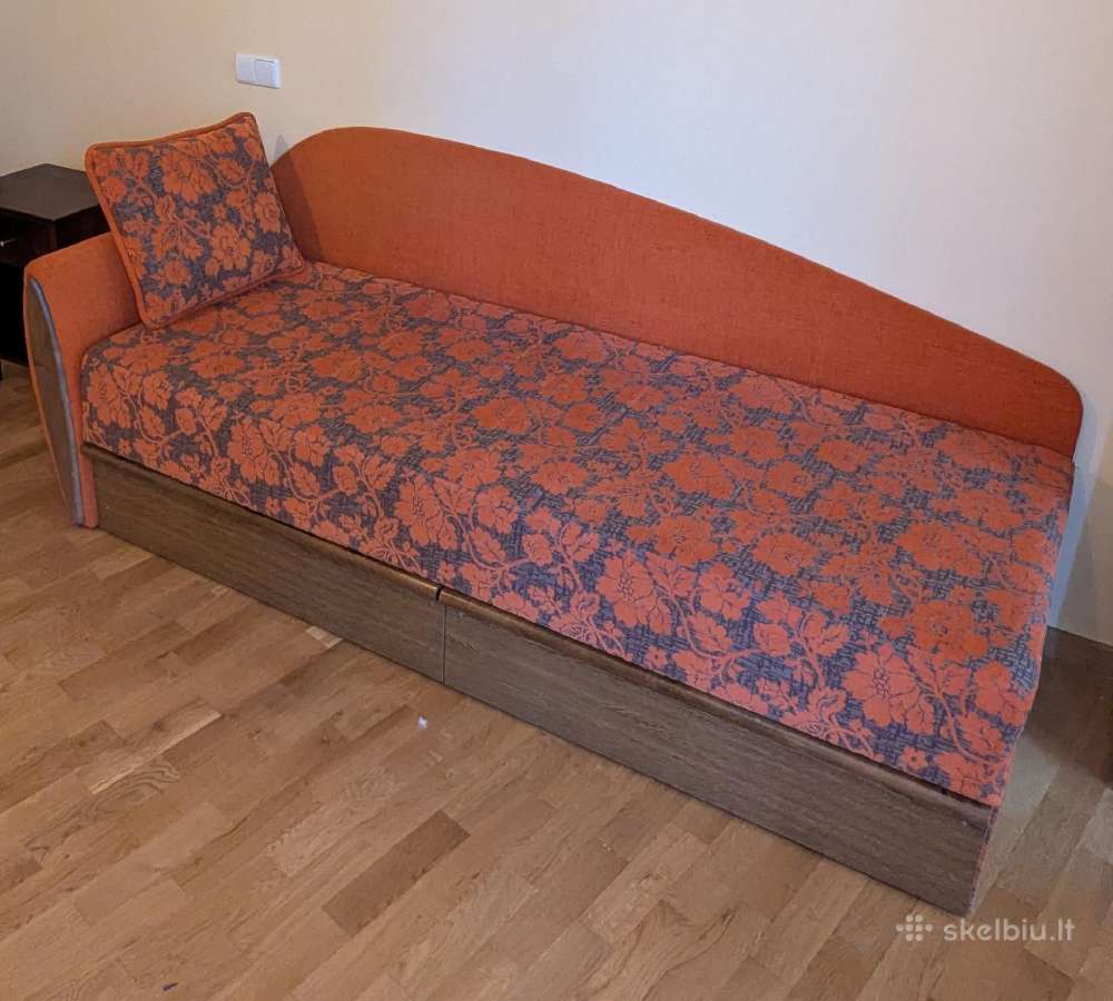 Viengulė sufa su patalynės dėže