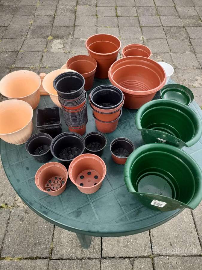 Įvairūs plastikiniai vazonai,vazonėliai,vazonas