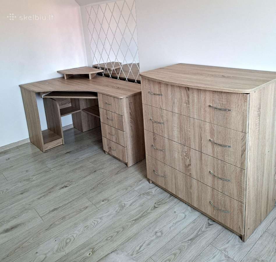 Rašomasis stalas, kėdė, komoda