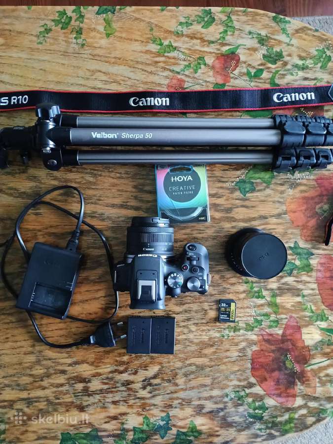 Canon R10 su priedais