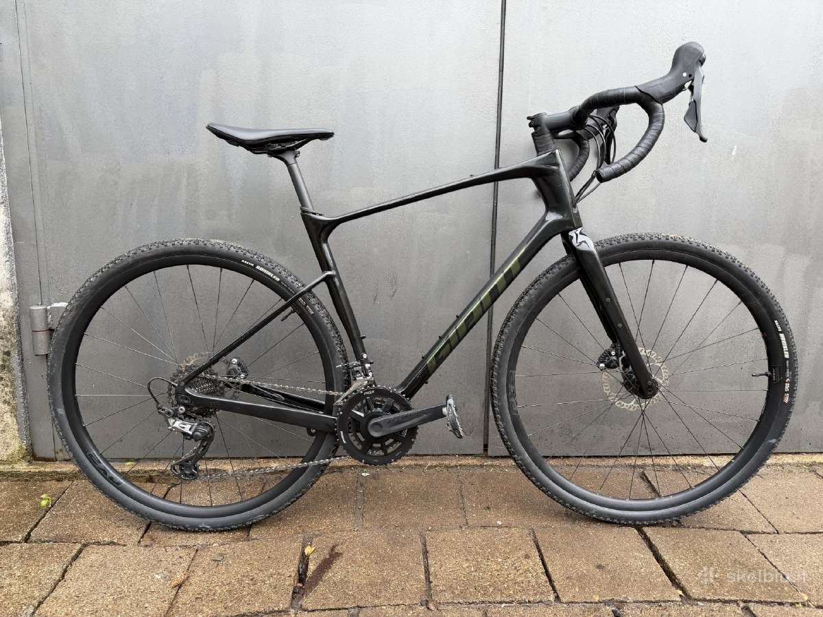 Giant Revolt Carbon GRX 800