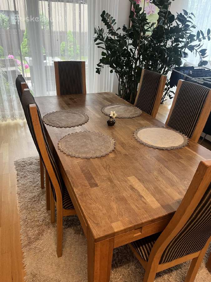 Parduodu valgomąjį stalą su 6 kėdėmis.
