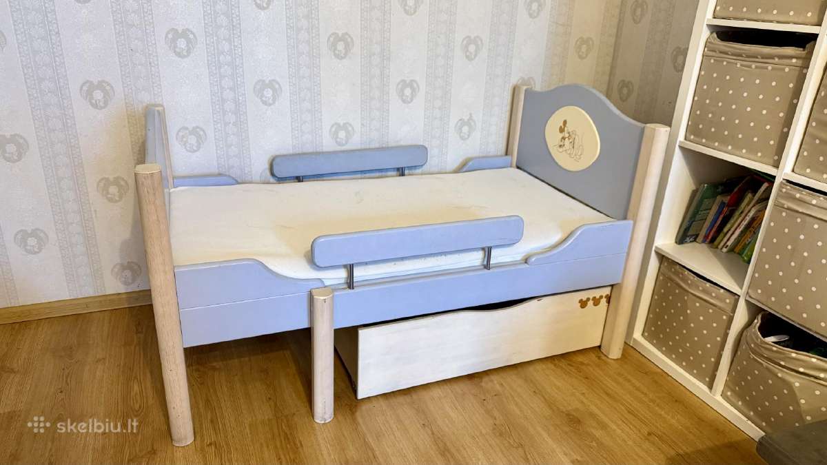 Auganti vaikiška lova iš tikro medžio su čiužiniu