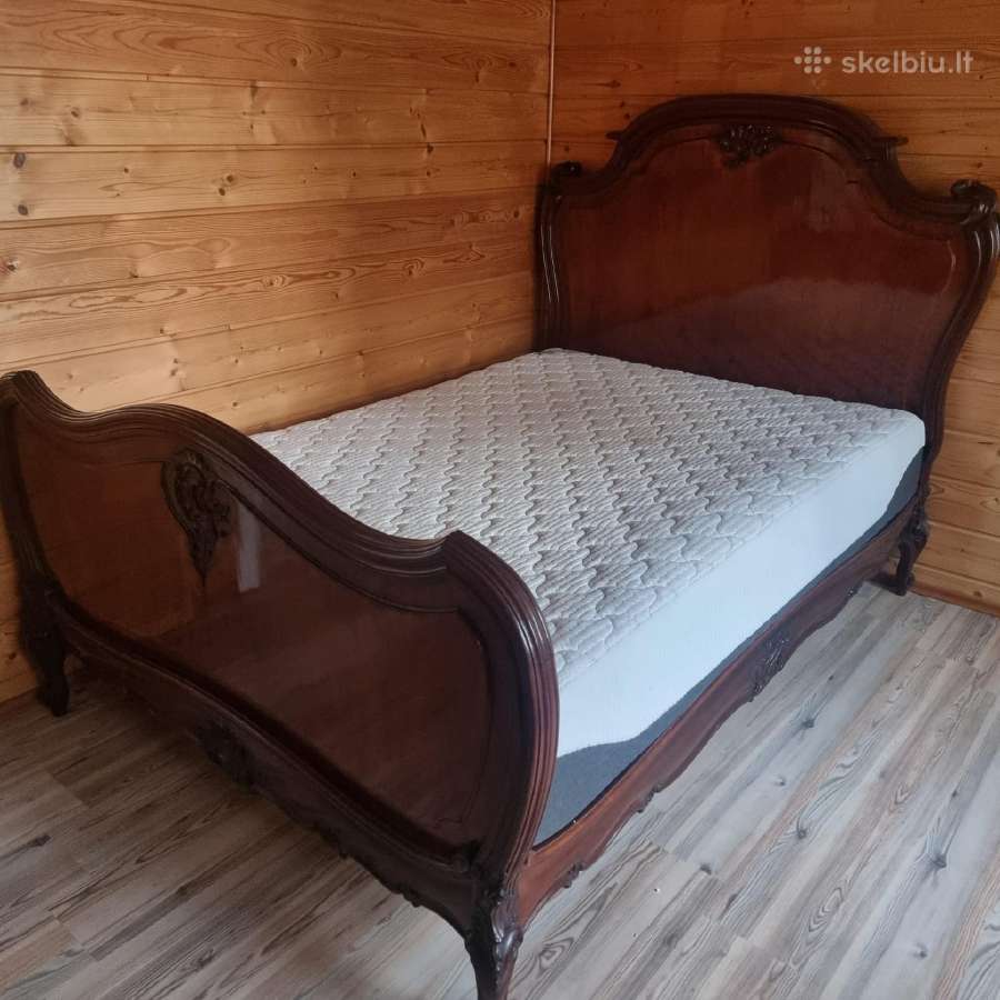 Miegamojo lova su čiužiniu