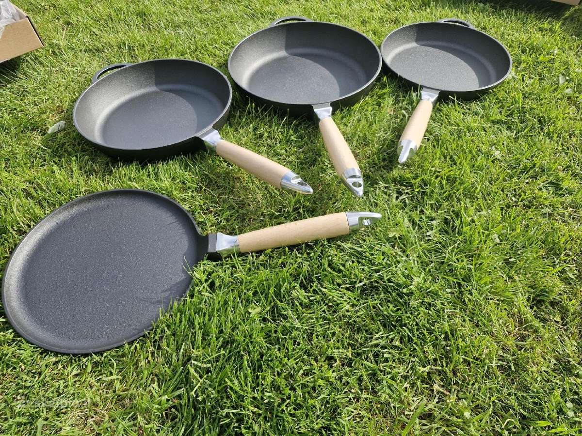 Ketaus špyžinės keptuvės Bigpan 24,26,28 cm