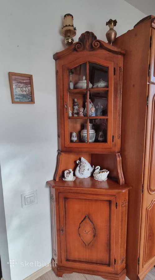 Retro,kompaktiška kampinė medinė indauja/bufetukas