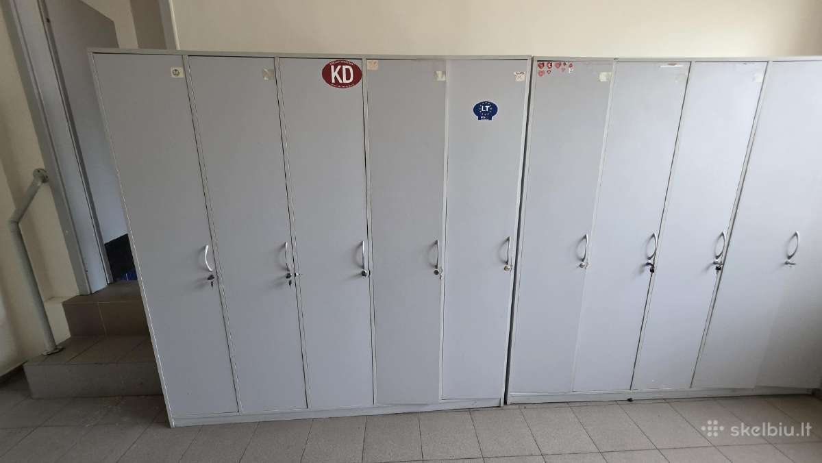 Dovanoju spinteles is persirengimo kambario
