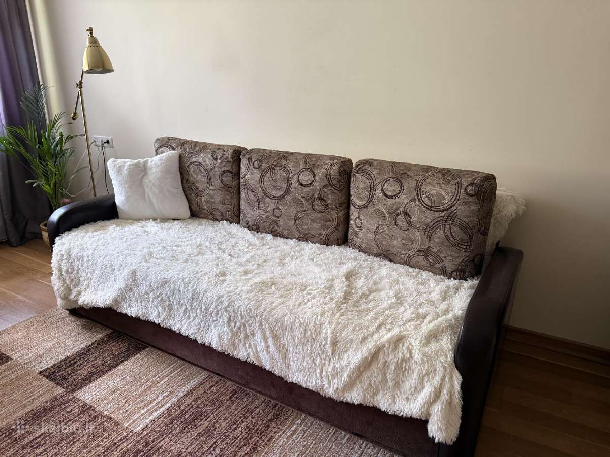 Parduodama labai patogi svetainės sofa-lova