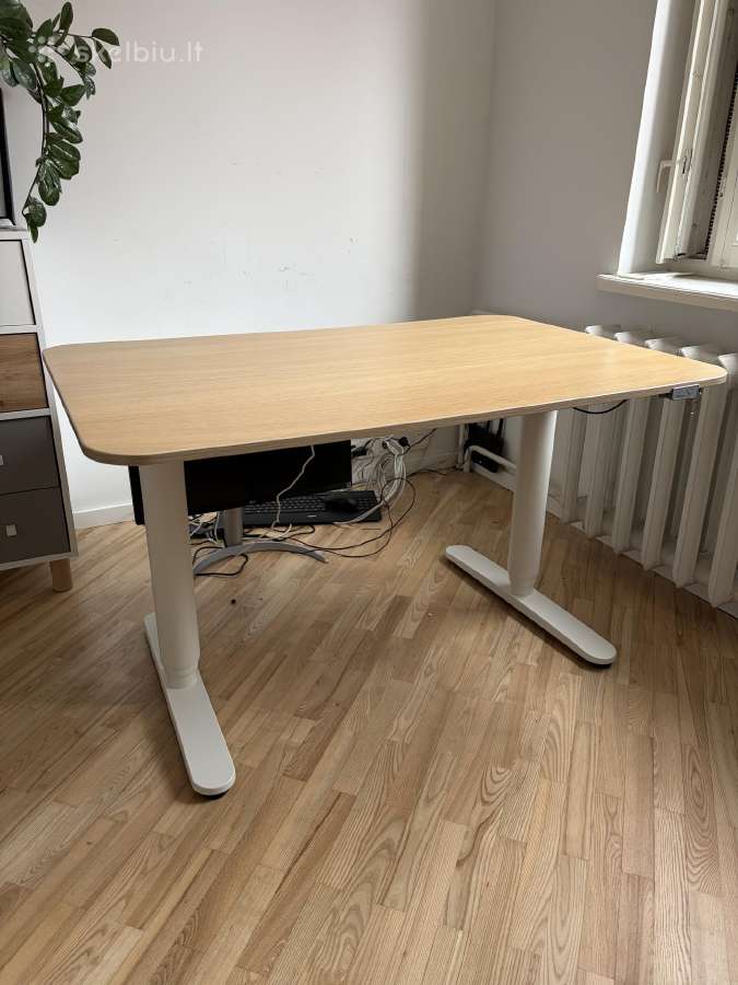 Pakeliamas Ikea Bekant stalas