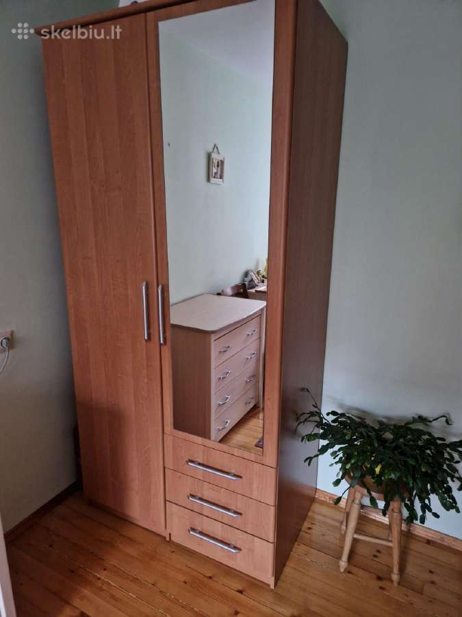 Parduodama spinta su veidrodžiu