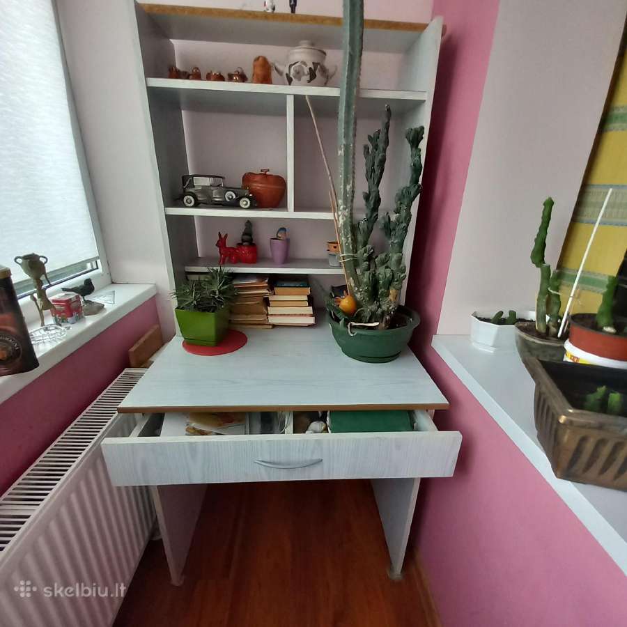 Parduodu rašomąjį stalą.
