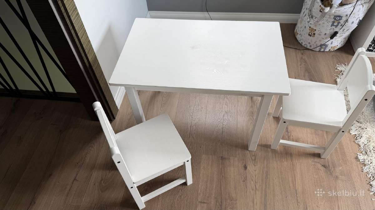 Vaikiškas staliukas su kėdutėmis