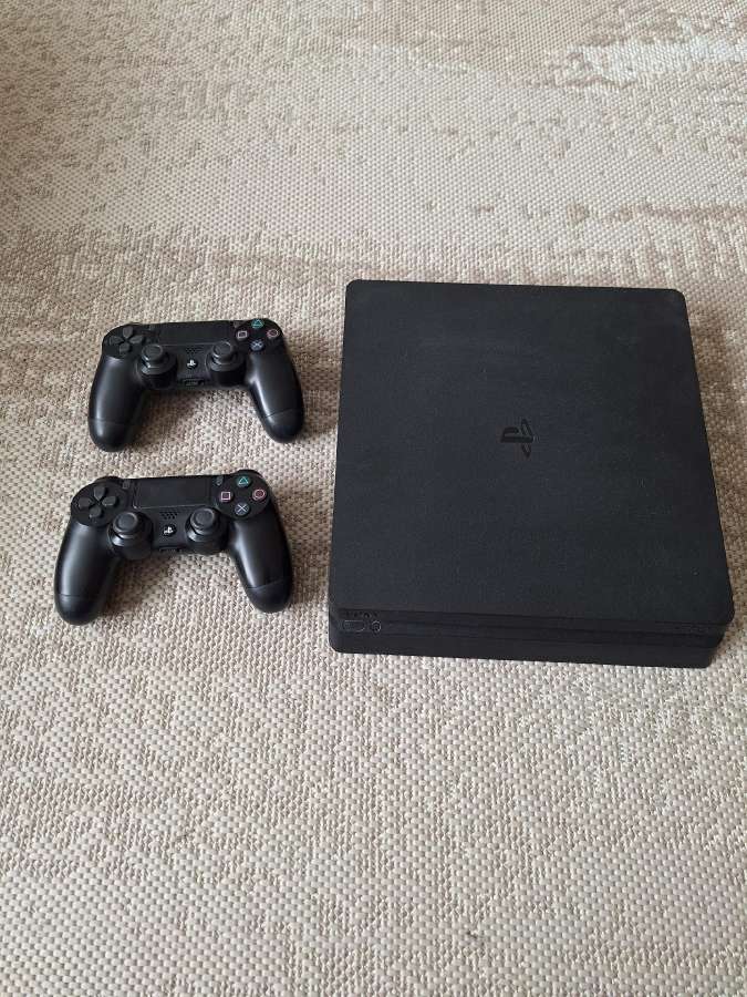 Parduodu Ps4 slim 1tb ir žaidimus
