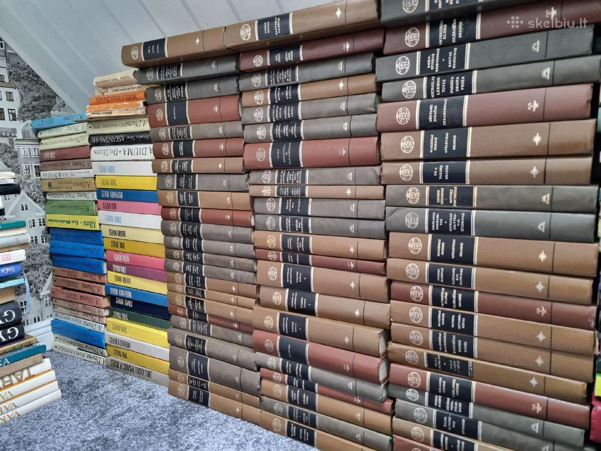 Parduodu per 300 knygų už 90 eur.