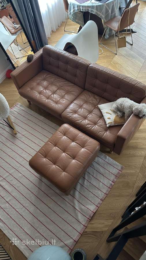 Parduodama sofa su kojų atrama (pufu). Yra kačių p