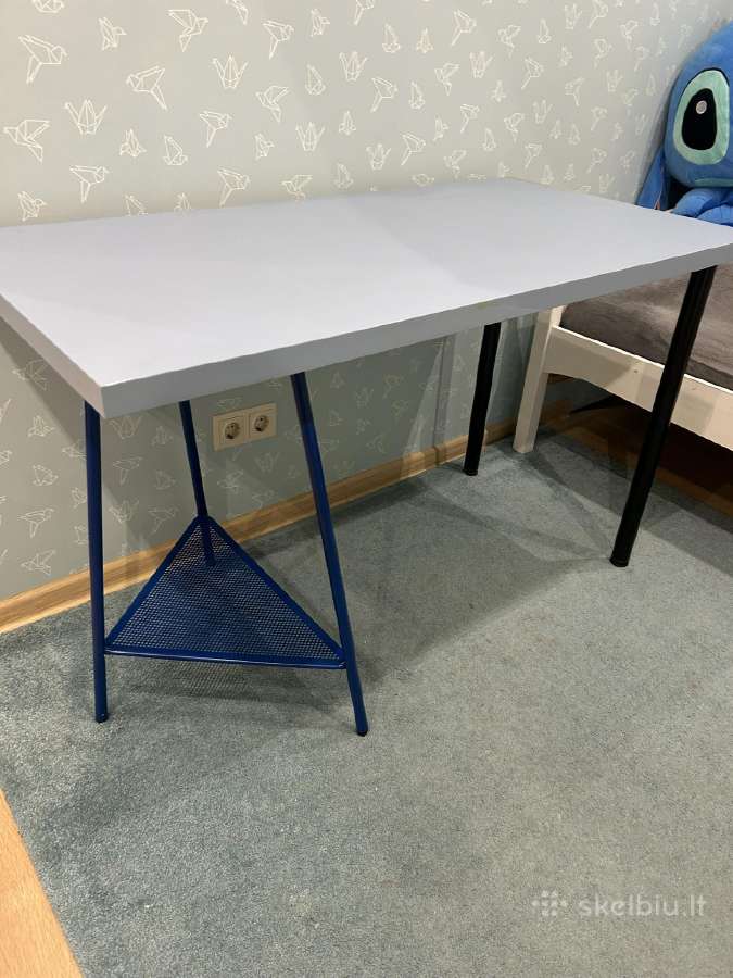 Ikea stalas su 2 mėlynom kojom lentynom
