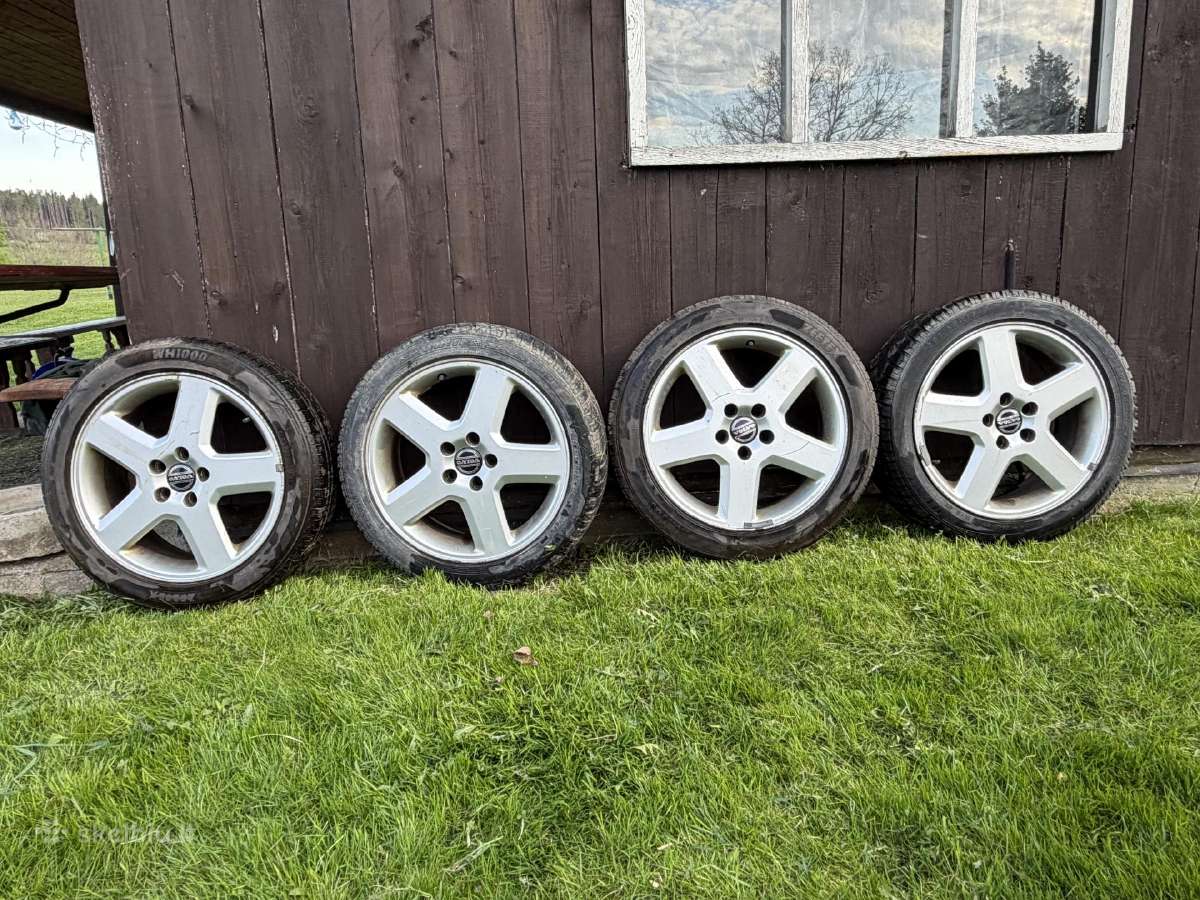Volvo lieti ratai R17 su padangom