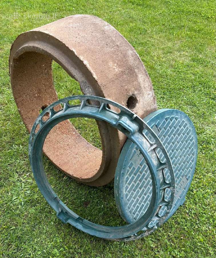 Betoninis šulinio žiedas ir plastikinis dangtis