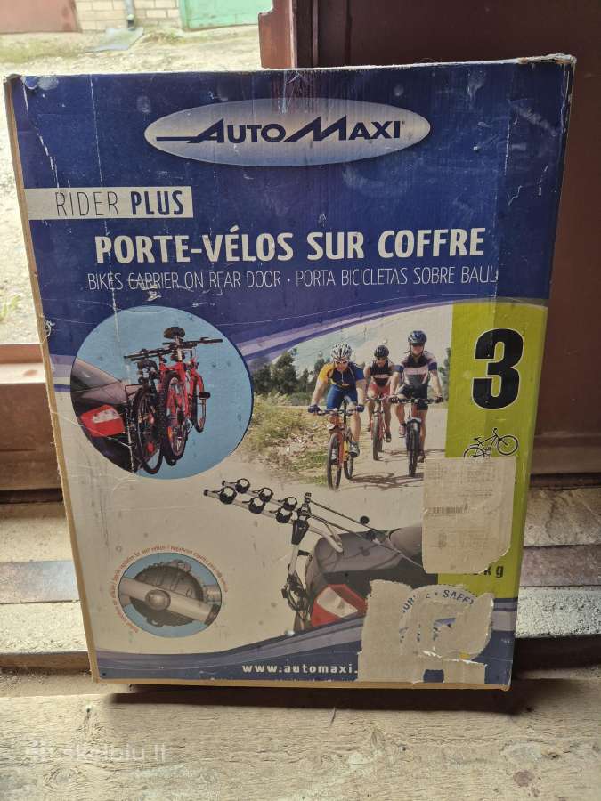 3 dviračiu laikiklis ant automobilio.