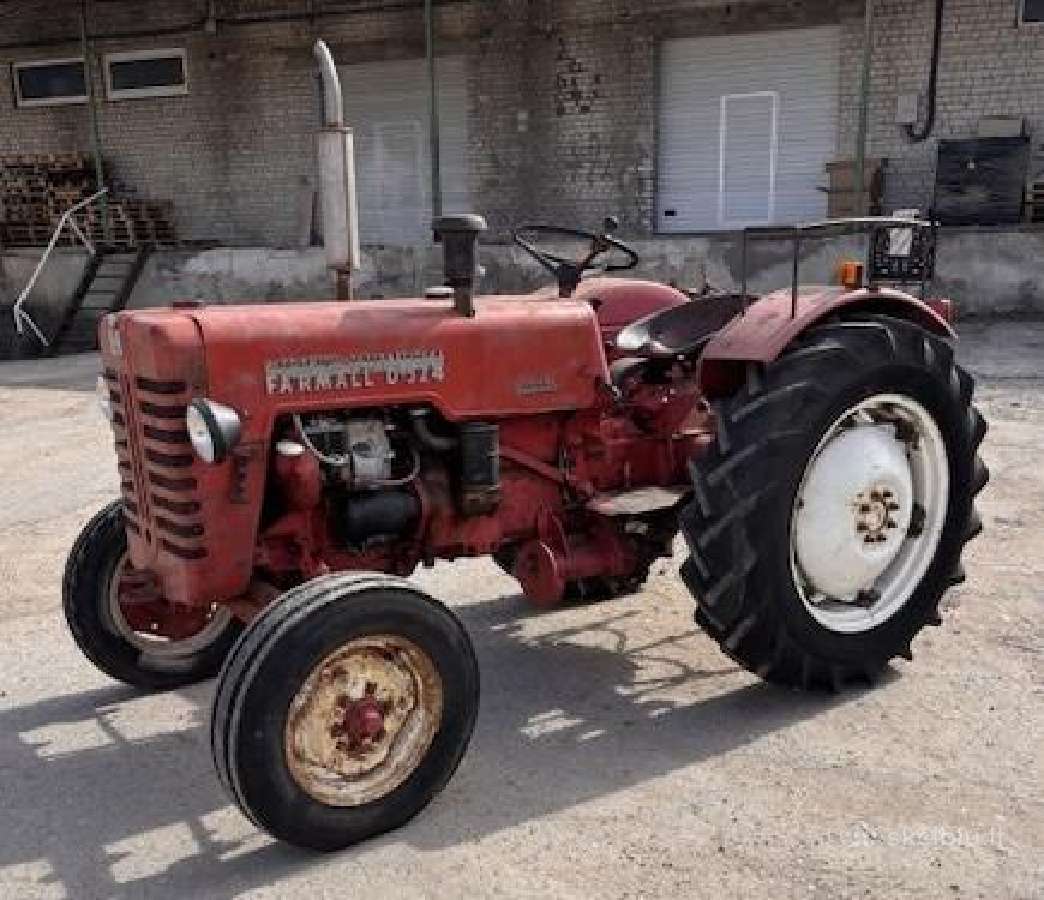 Traktoriukas Farmall D324