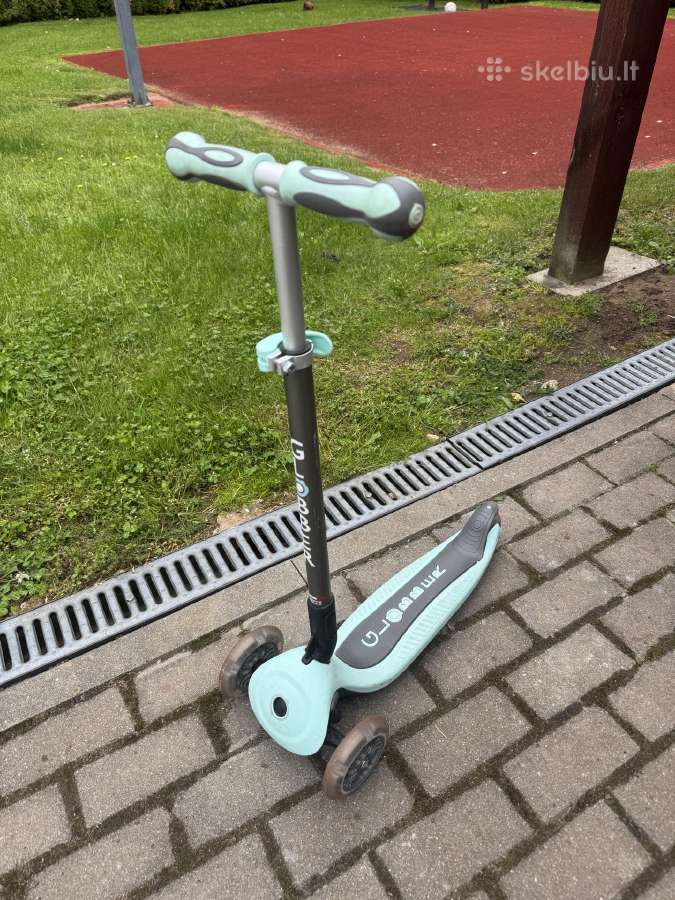 Globber paspirtukas su tos pačios šalmu