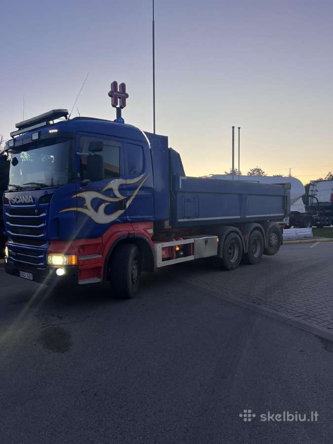 Zvyras smelis skalda juodzemis atsijos akmenukai